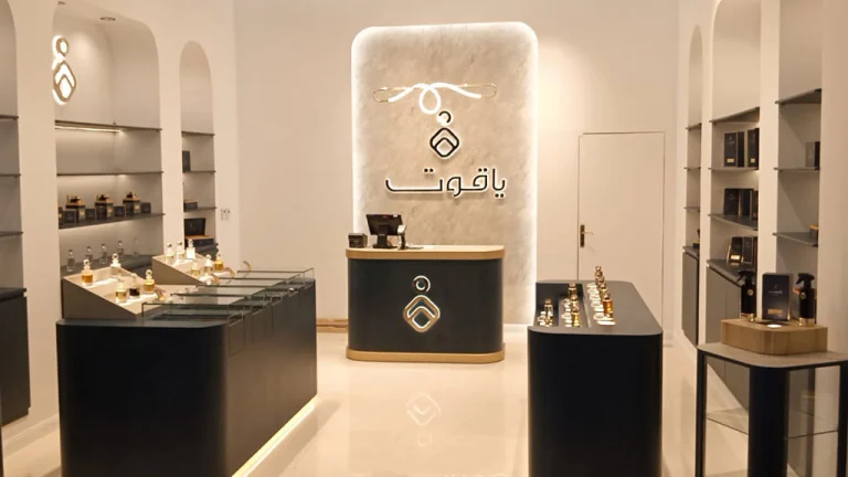 مشروع تصميم داخلي متكامل لمتجر عطور بالمدينة المنورة يشمل 3D، ومخططات كهرباء وميكانيكا، ودفاع مدني، بأسلوب عصري فاخر وعملي يعكس هوية العلامة.