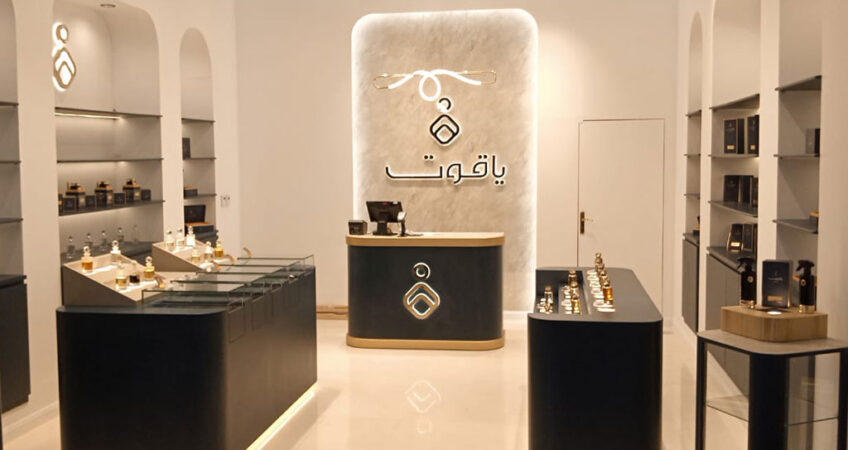 مشروع تصميم داخلي متكامل لمتجر عطور بالمدينة المنورة يشمل 3D، ومخططات كهرباء وميكانيكا، ودفاع مدني، بأسلوب عصري فاخر وعملي يعكس هوية العلامة.